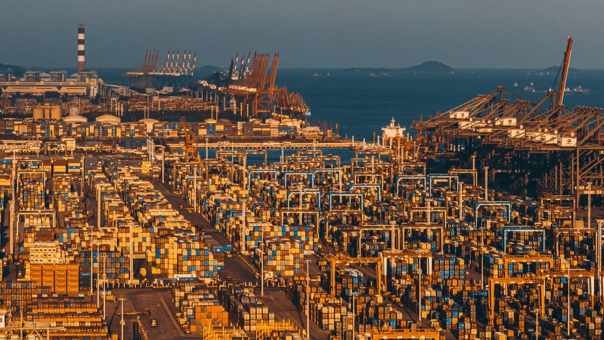Vue aérienne du port animé de Xiamen avec des conteneurs empilés et des grues