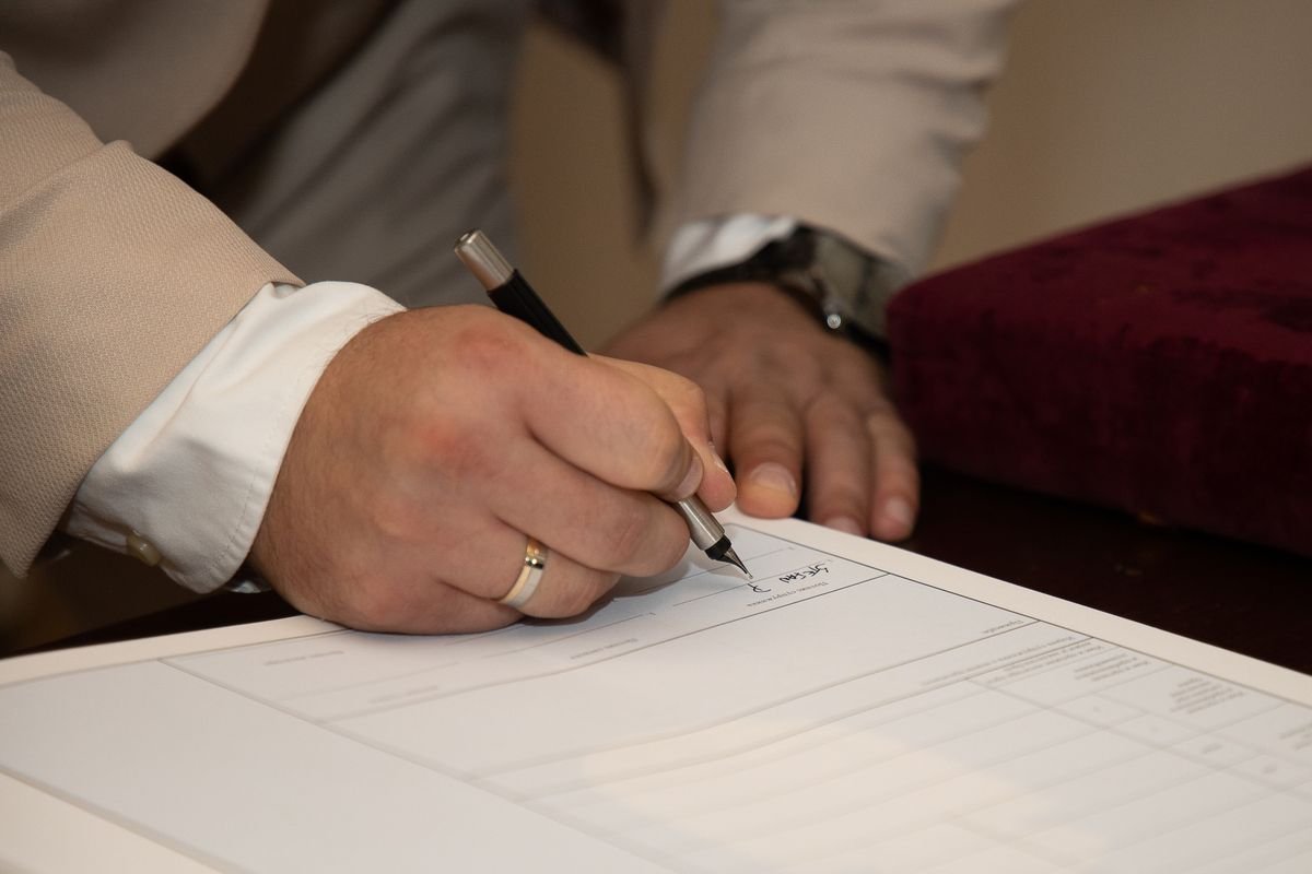 Obligations e-commerce : ce qui a changé depuis 2022 Gros plan d'un homme signant un document