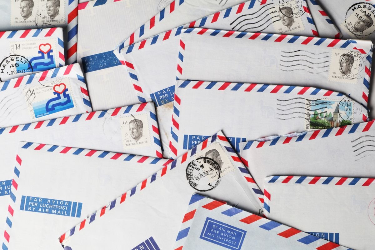 Un gros plan d'enveloppes anciennes par avion avec des timbres et des cachets