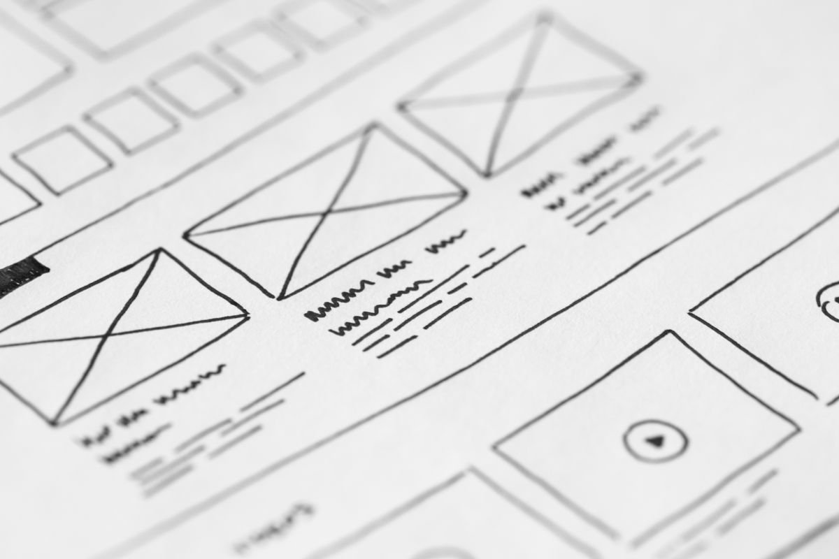 Gros plan détaillé d'un design wireframe à main levée sur papier pour un projet