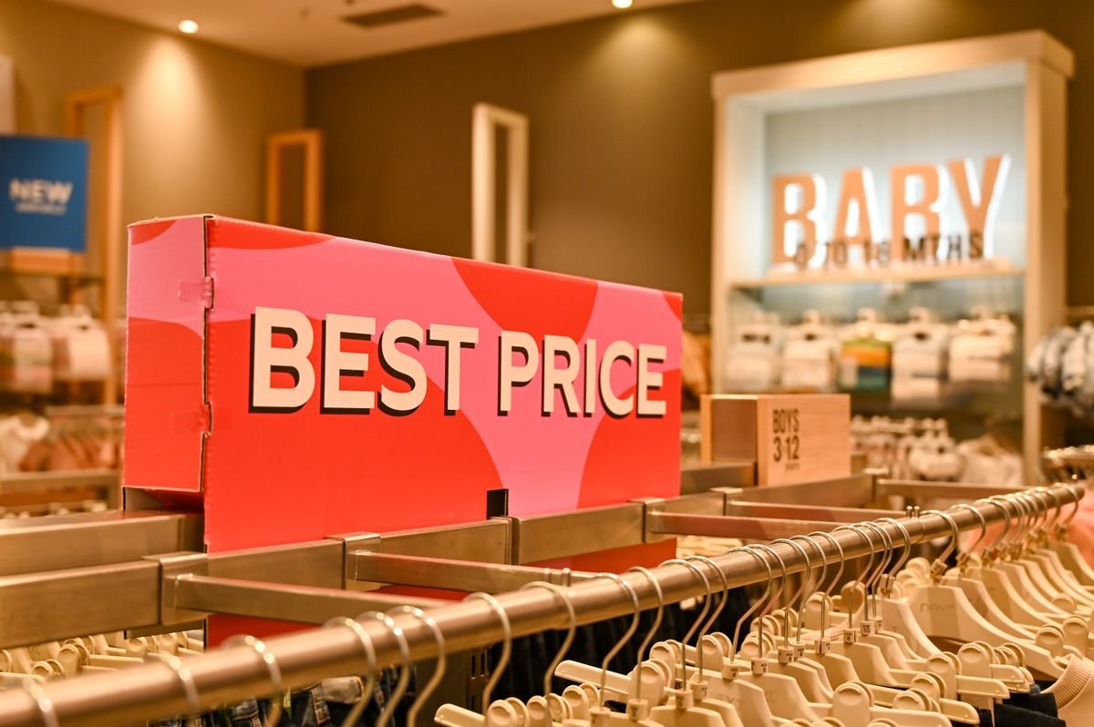 Image de l'intérieur d'un magasin de vêtements pour bébés avec un panneau