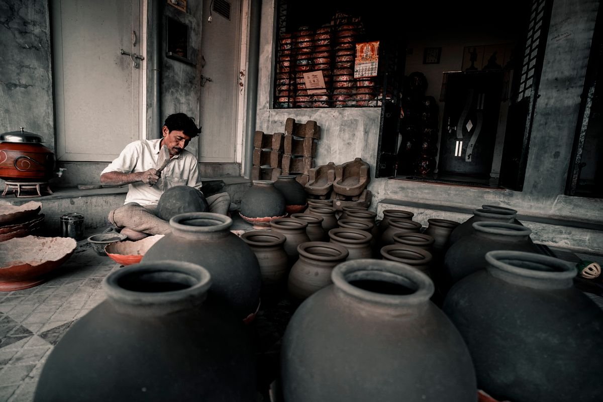 Artisan fabriquant des pots en argile dans un atelier traditionnel à Ahmedabad