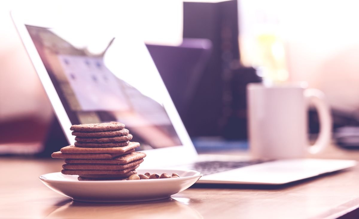 Obligations e-commerce : ce qui a changé depuis 2022 Empilement de biscuits croustillants sur une soucoupe avec un ordinateur