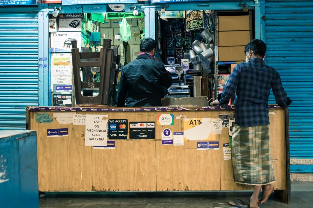 Deux hommes au comptoir d'un magasin dans le marché de Bengaluru avec des