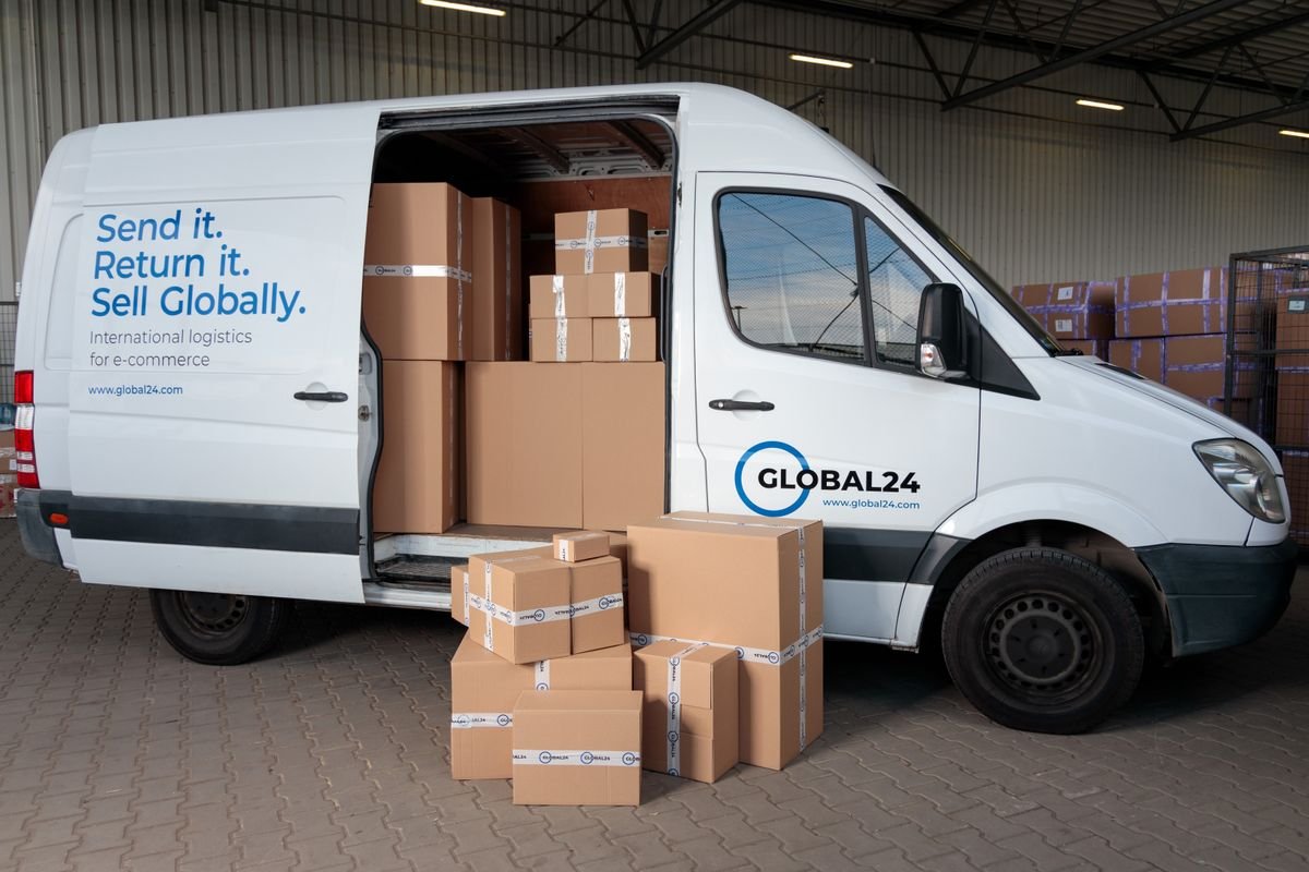 Le dropshipping vu de l’acheteur : le repérer, et vos droits Fourgon de livraison chargé de cartons pour la logistique d'expédition mondiale