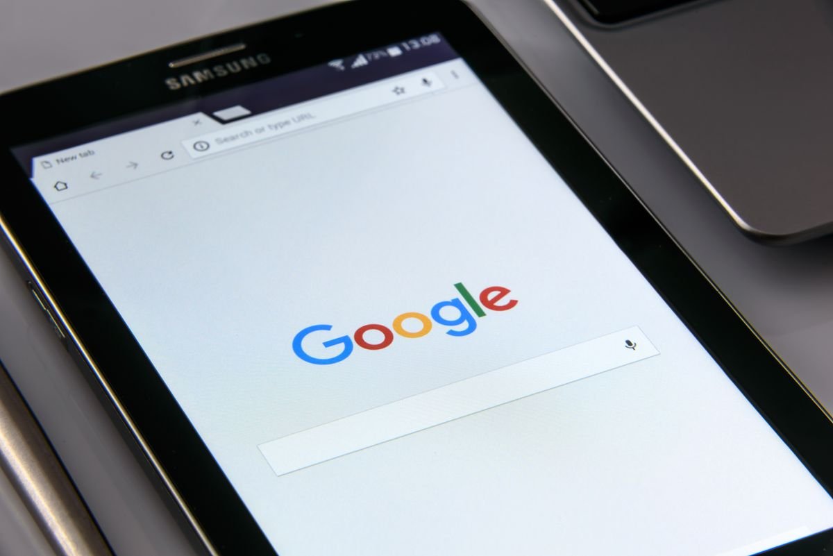 Gros plan sur une tablette affichant l'écran de recherche de Google