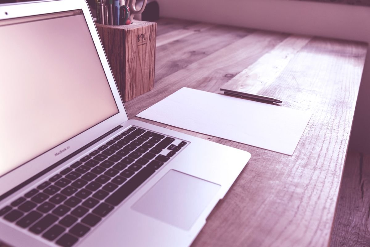 Le référencement d'une boutique en ligne, sans jargon Un bureau propre et organisé avec un ordinateur portable, du papier et un stylo