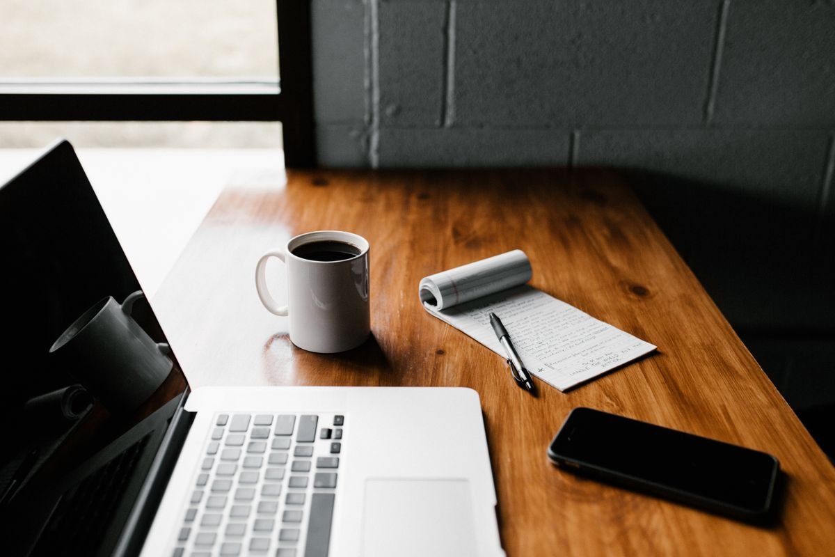 Le référencement d'une boutique en ligne, sans jargon Un espace de travail soigné avec un ordinateur portable, une tasse de café, un