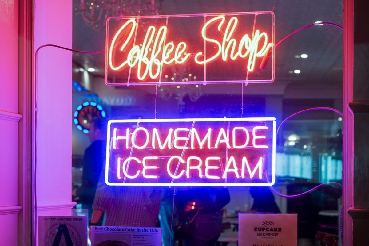 Panneaux néon vibrants pour un café et des glaces faites maison exposés à