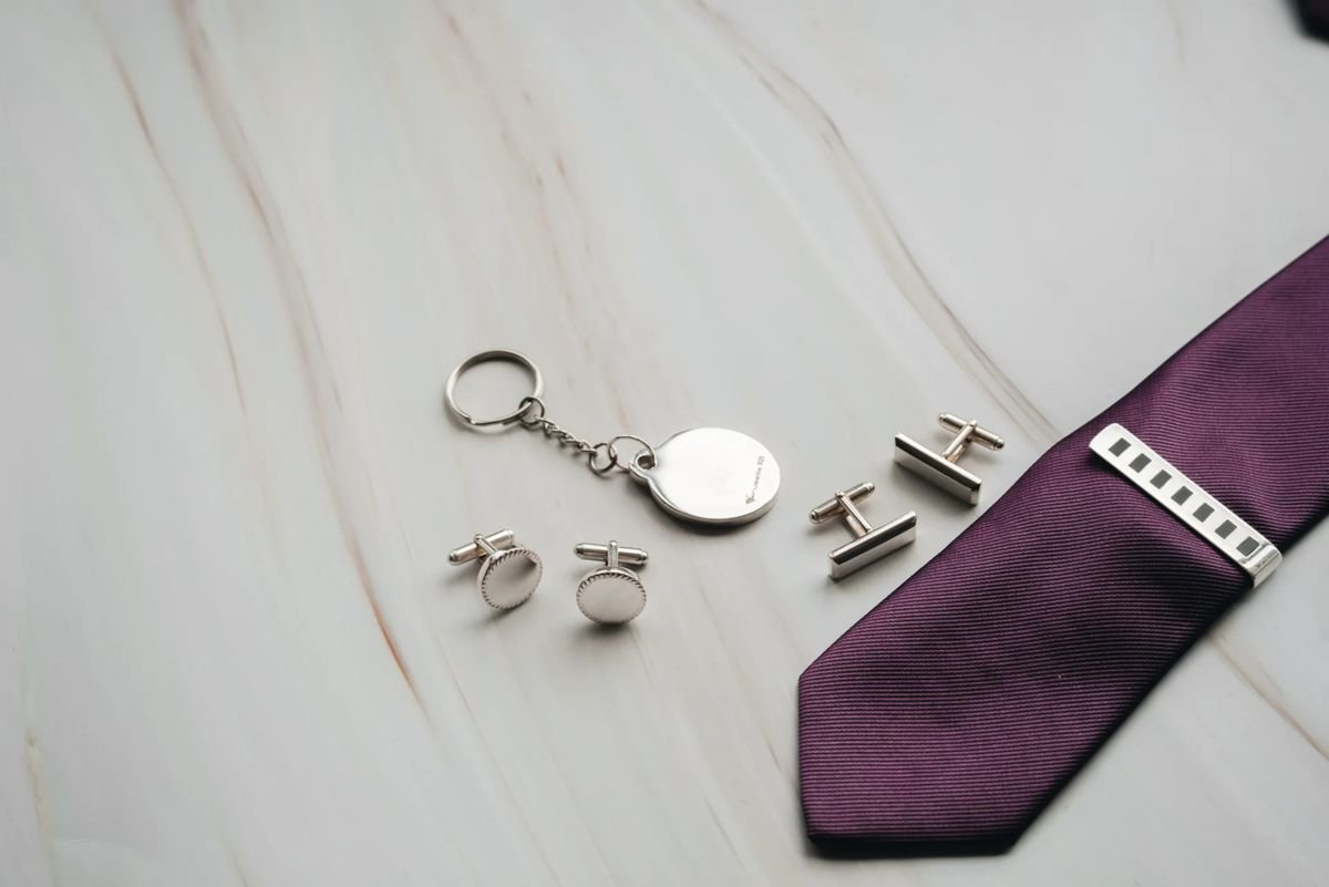 Vue de dessus d'accessoires de luxe pour hommes avec une cravate violette, des