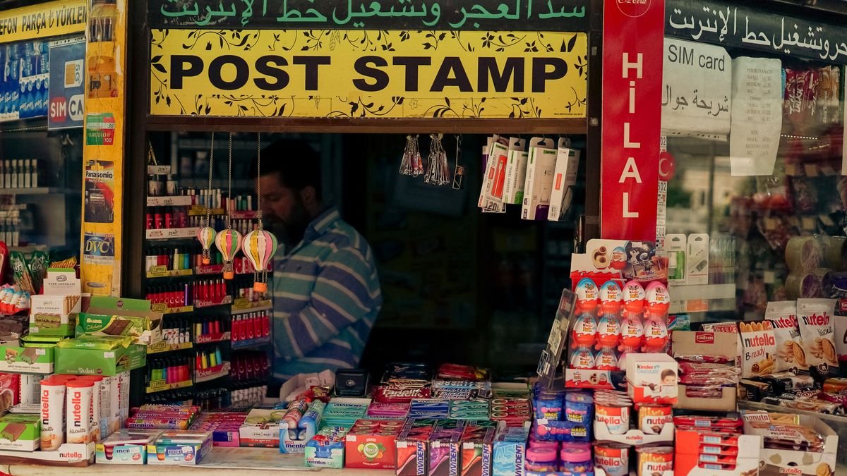 Kiosque de rue coloré présentant un assortiment de produits et de collations