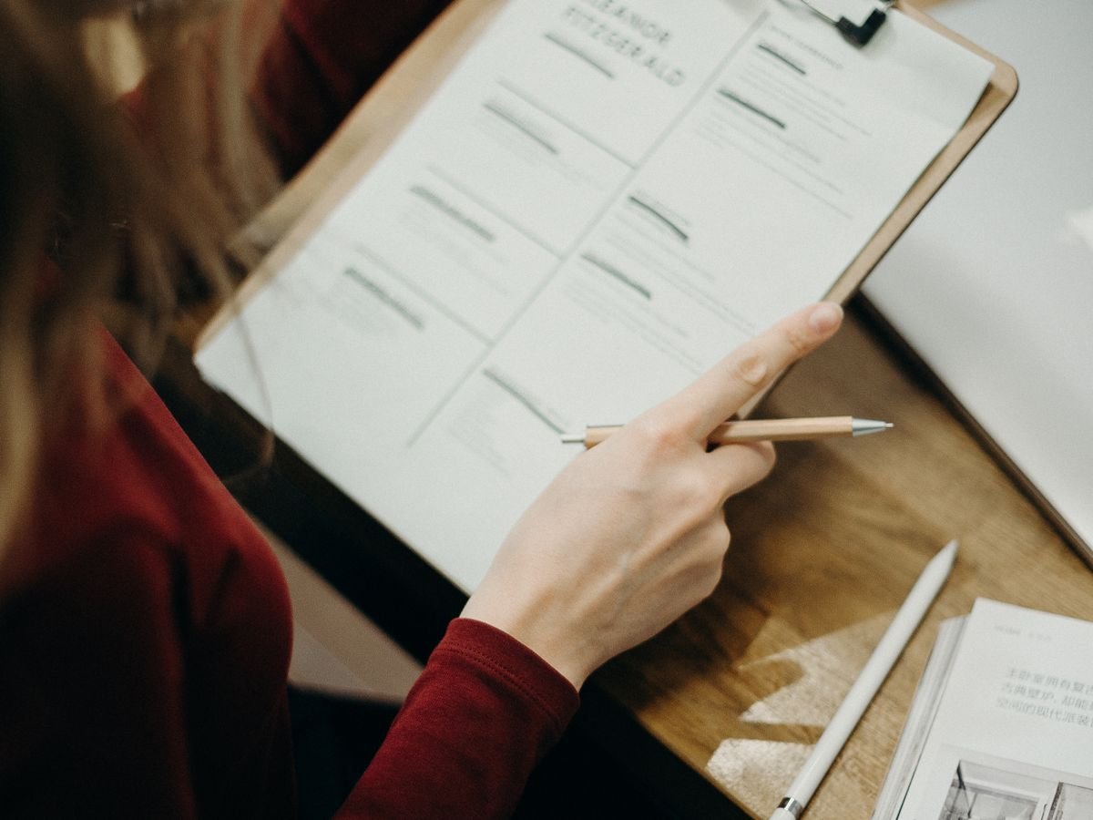 Des mains remplissent un agenda hebdomadaire au stylo
