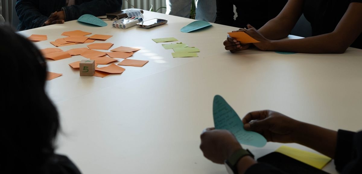 Comprendre la publicité en ligne : le seuil avant de dépenser Membres de l'équipe lors d'une réunion collaborative avec des notes colorées