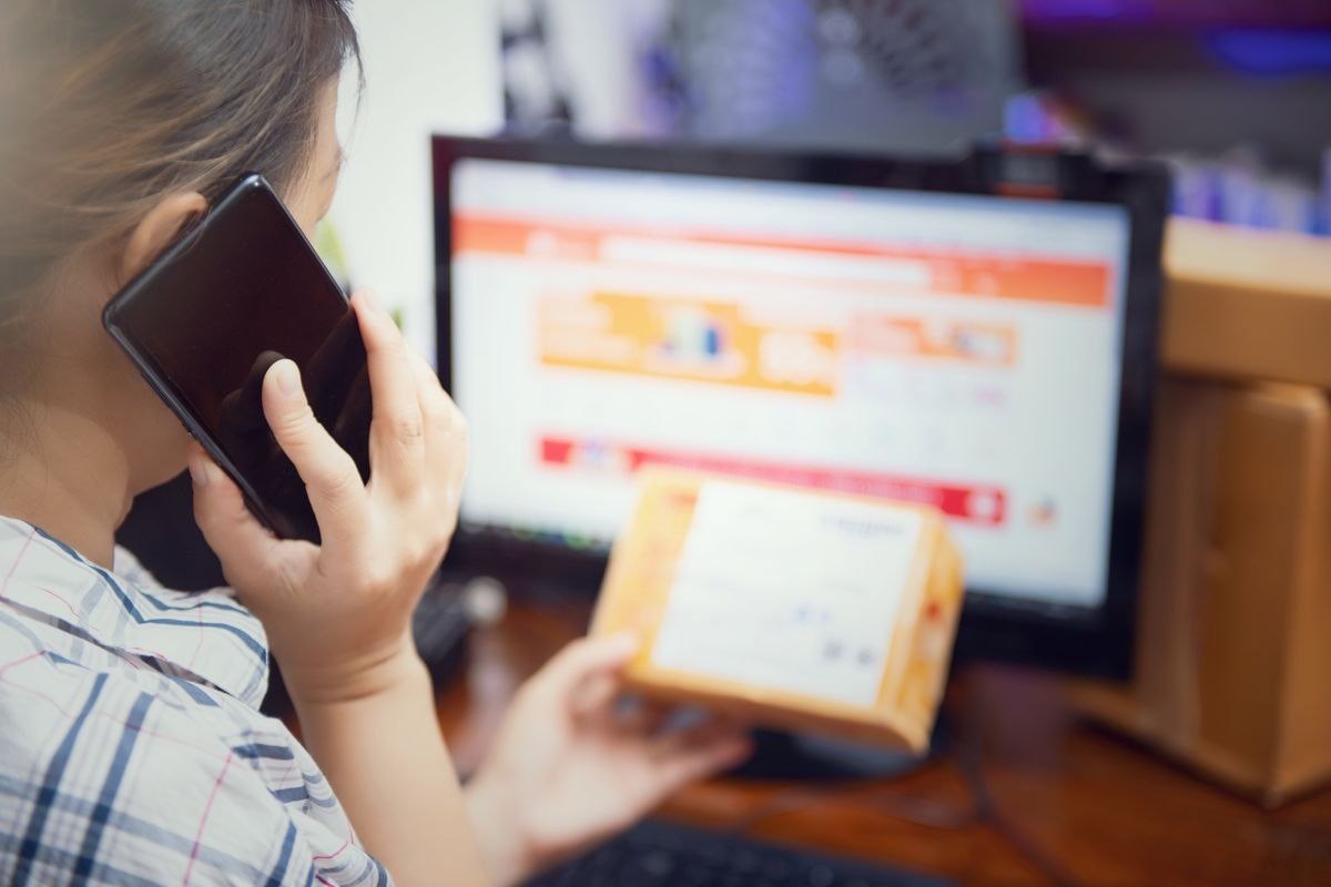 Le dropshipping vu de l’acheteur : le repérer, et vos droits Une femme effectue plusieurs tâches à la fois en utilisant un téléphone et en