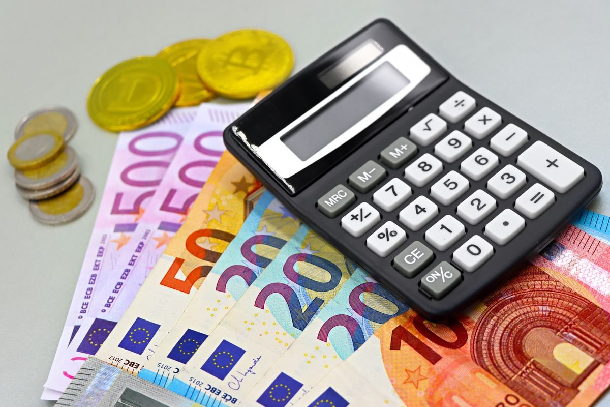 Image de billets et de pièces en euros, ainsi qu'une calculatrice pour la