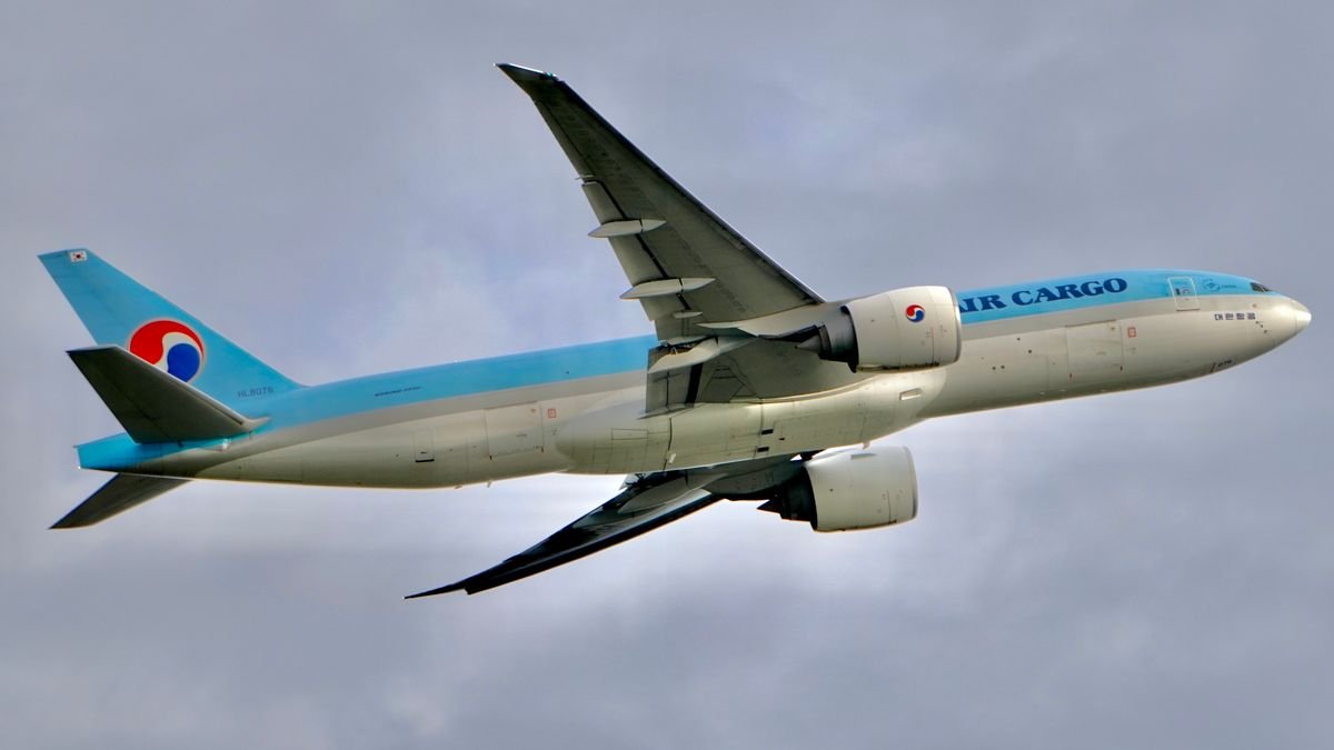 Le dropshipping vu de l’acheteur : le repérer, et vos droits Un avion cargo volant sur fond de ciel nuageux