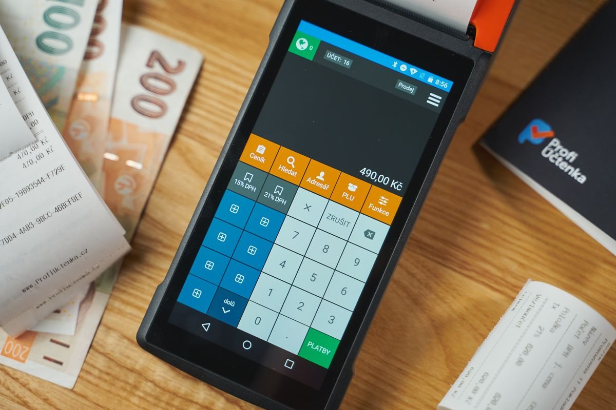 Gros plan d'un terminal de paiement numérique sur un bureau en bois avec des