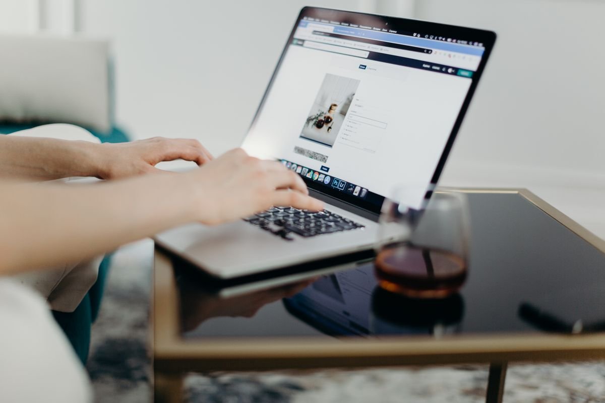 La fiche produit qui vend (et qui est conforme) Une personne tapant sur un ordinateur portable dans un bureau à la maison