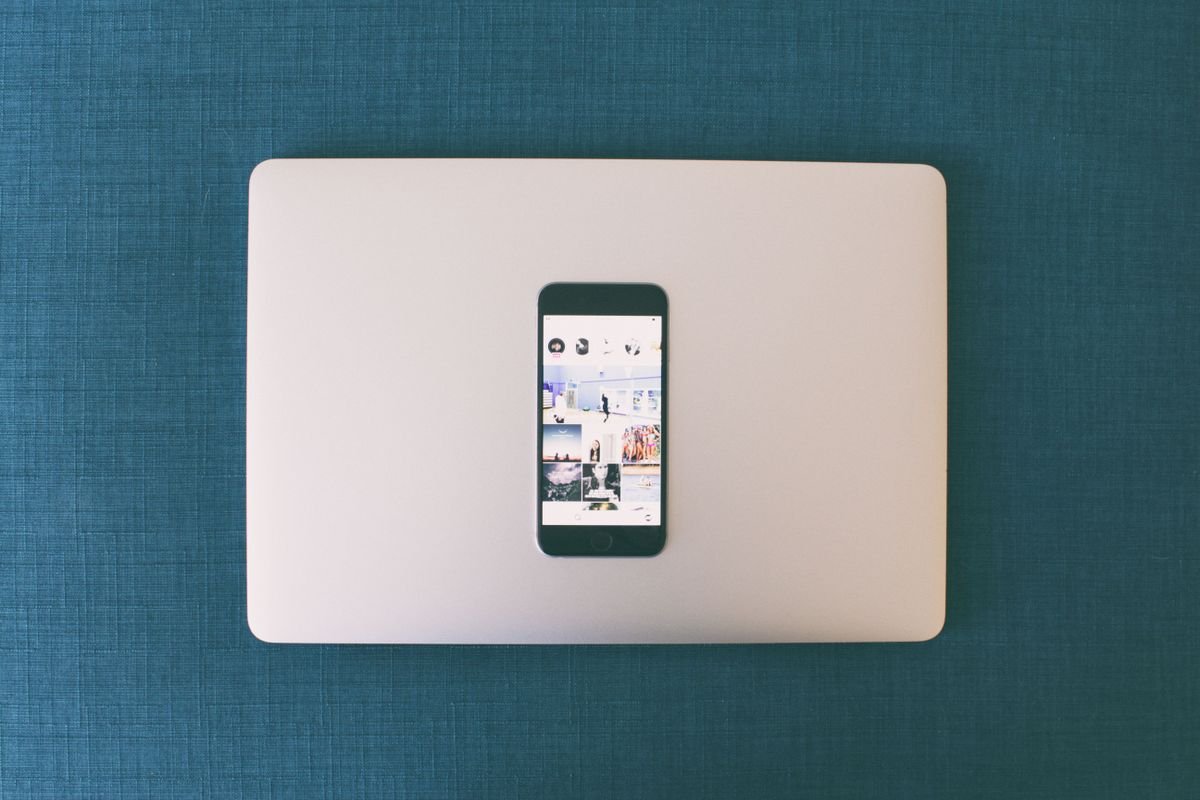 Vue de dessus d'un smartphone sur un ordinateur portable avec des photos de