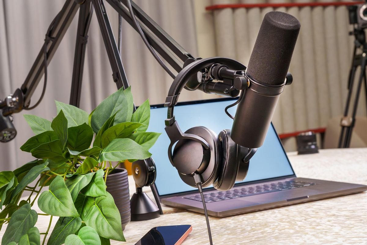 La fiche produit qui vend (et qui est conforme) Un studio de podcast moderne équipé d'un microphone, d'un casque et d'un