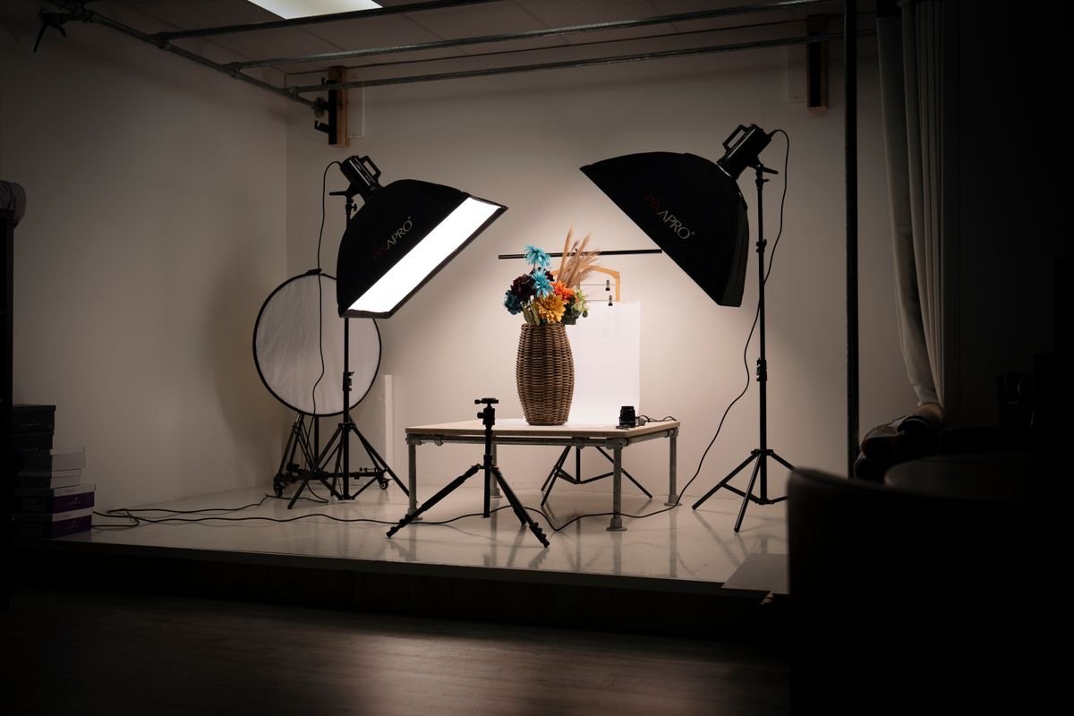 La fiche produit qui vend (et qui est conforme) Studio photo intérieur aménagé avec matériel d'éclairage et composition florale