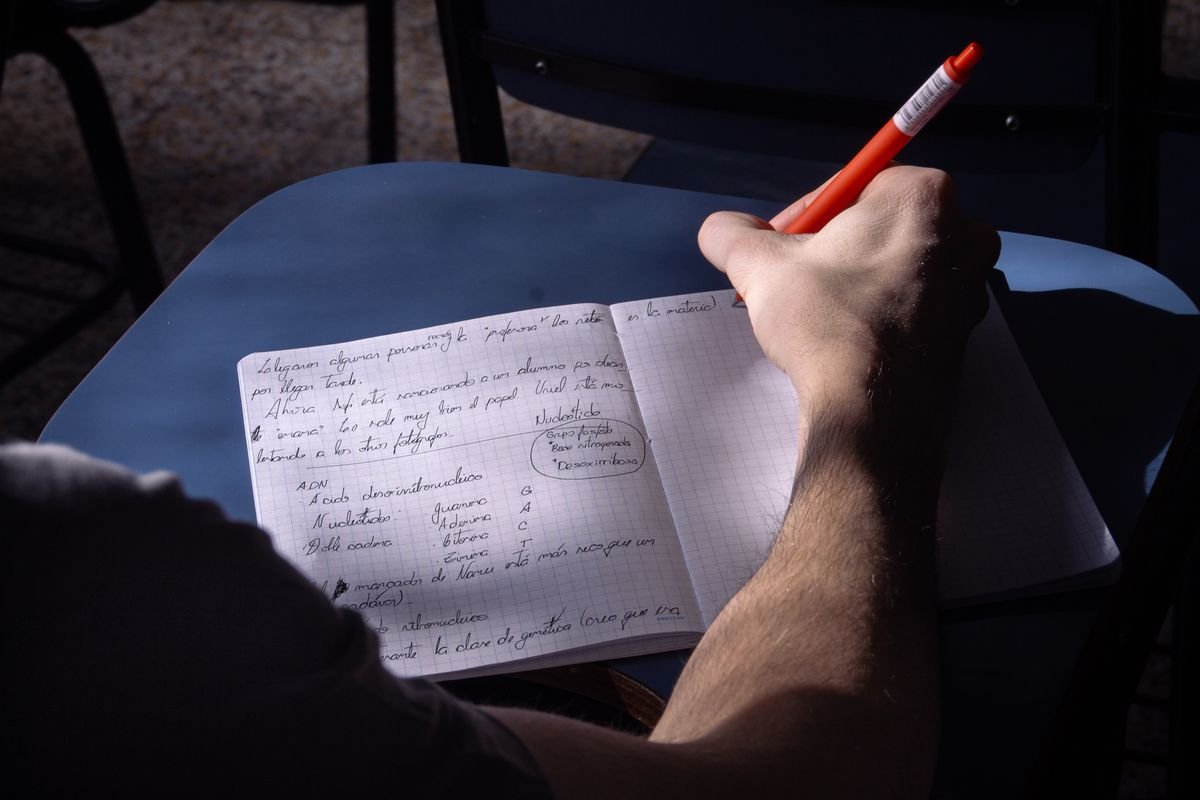 Une étudiante prend des notes dans une salle de classe à Buenos Aires. La