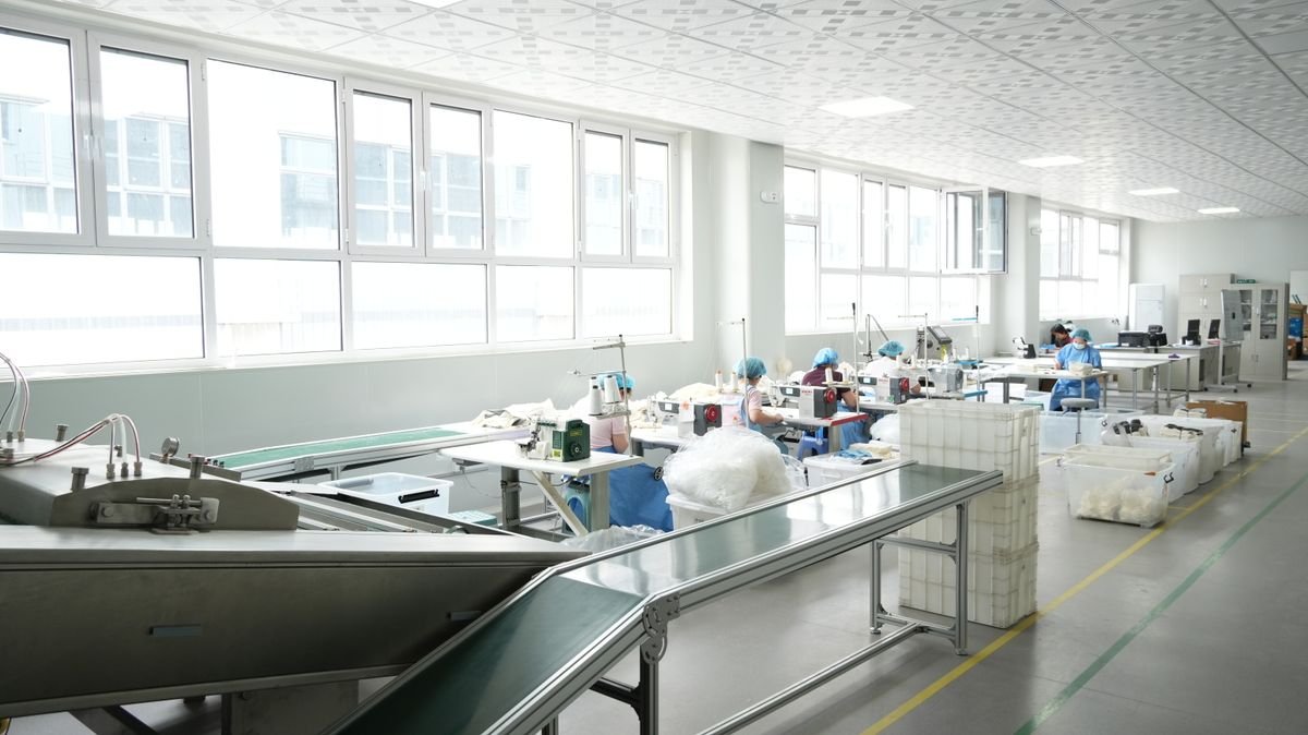 L'intérieur d'une usine moderne, avec des ouvriers qui font fonctionner des
