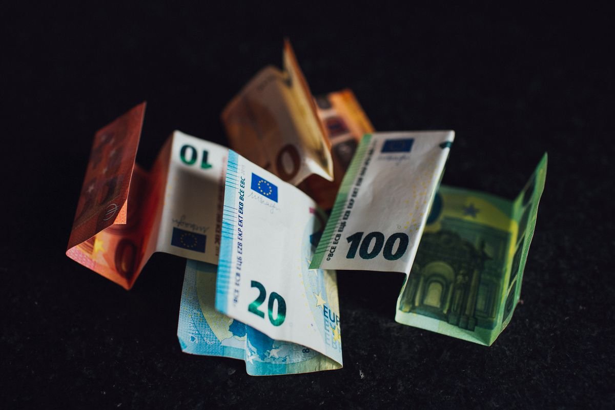 La nouvelle taxe sur les petits colis, expliquée simplement Billets de banque euro variés en coupures de 10, 20 et 100 sur une surface