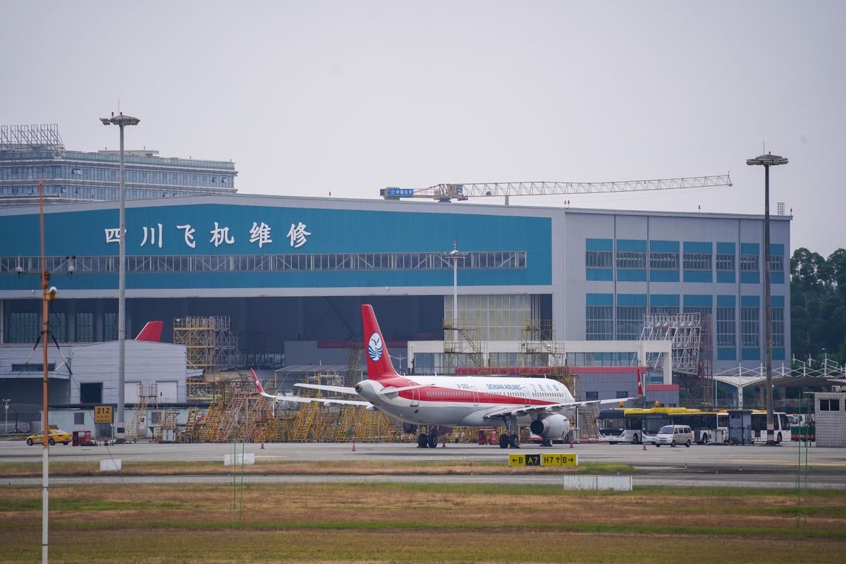 Avion stationné devant le hangar de maintenance des aéronefs de Sichuan, vue de