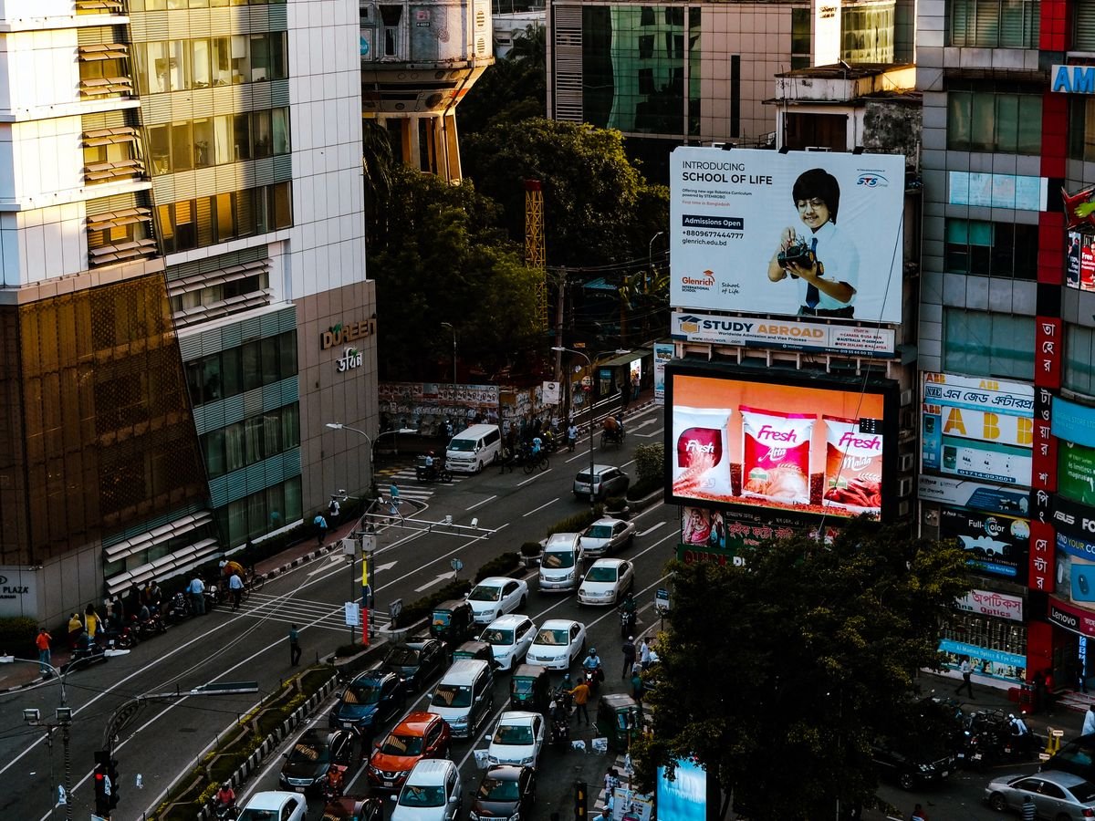 Comprendre la publicité en ligne : le seuil avant de dépenser Vue aérienne d'un carrefour animé de Dacca, au Bangladesh