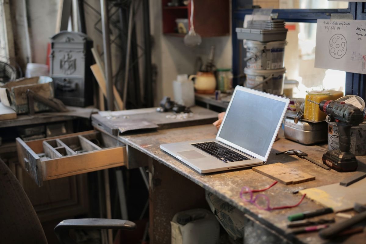 Un espace de travail organisé avec un ordinateur portable et divers outils dans