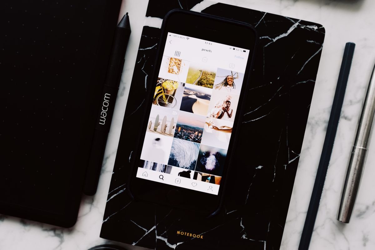 Vue de dessus d'un smartphone affichant des images sur un carnet avec des