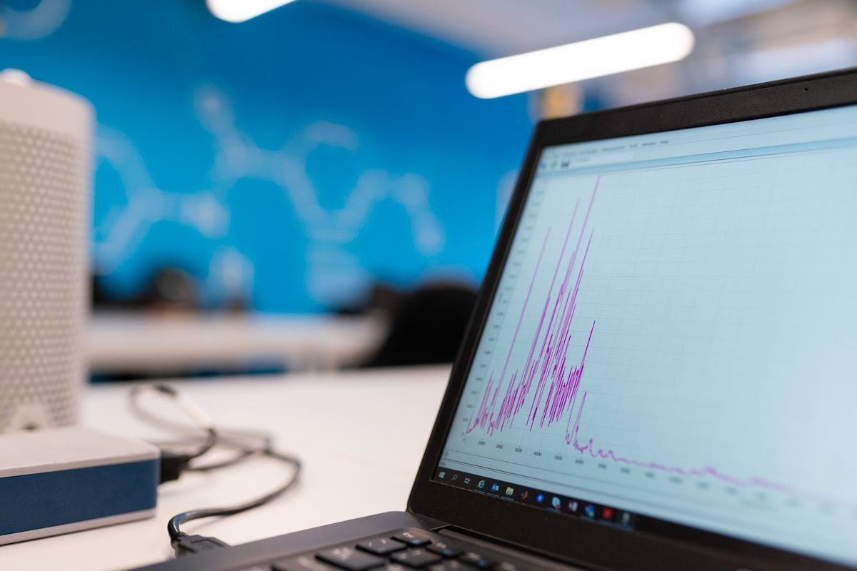 Ordinateur portable affichant un graphique d'analyse de données dans un cadre