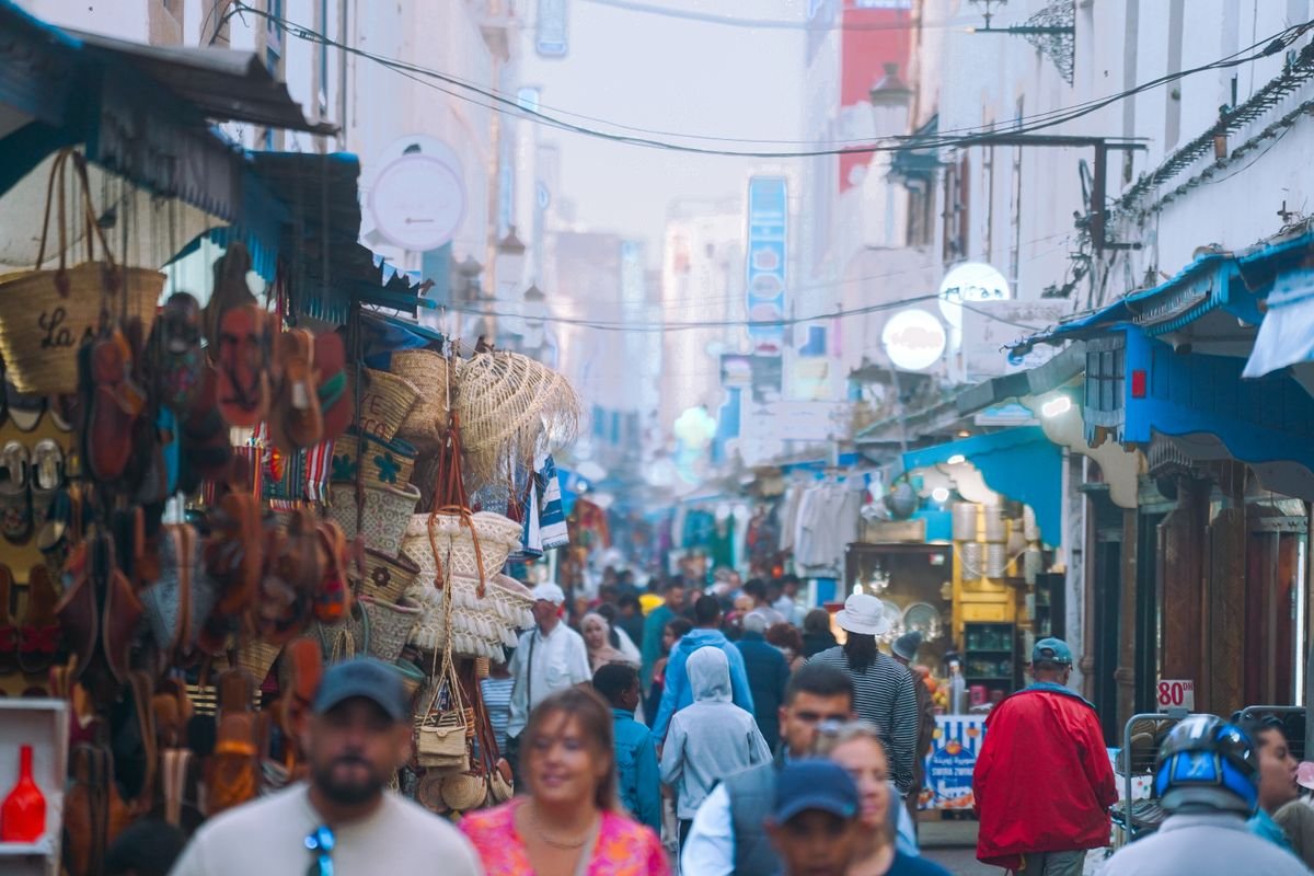 Marché de rue animé dans la médina d'Essaouira, avec ses vendeurs et ses
