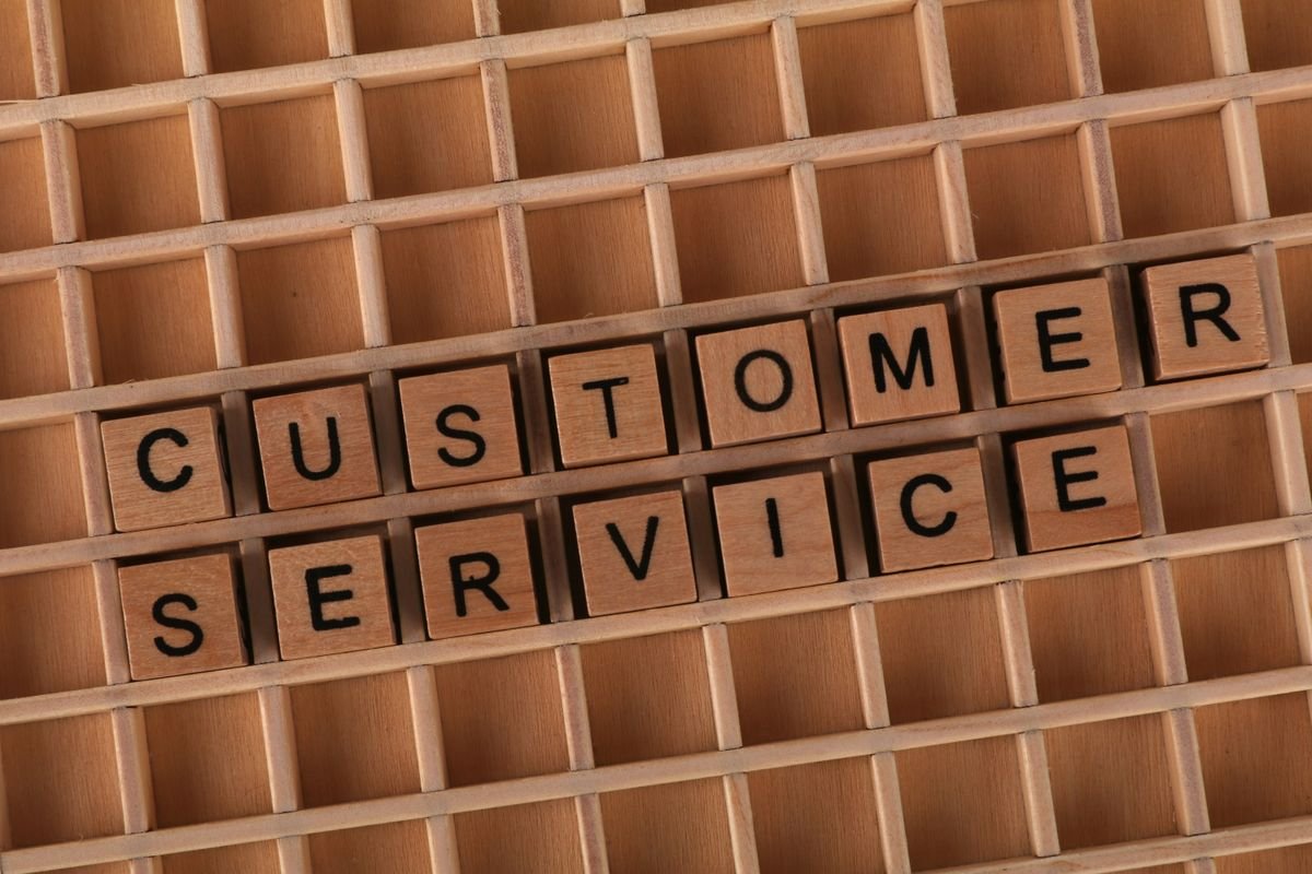 Des blocs de bois formant l'inscription « Service client » sont placés à