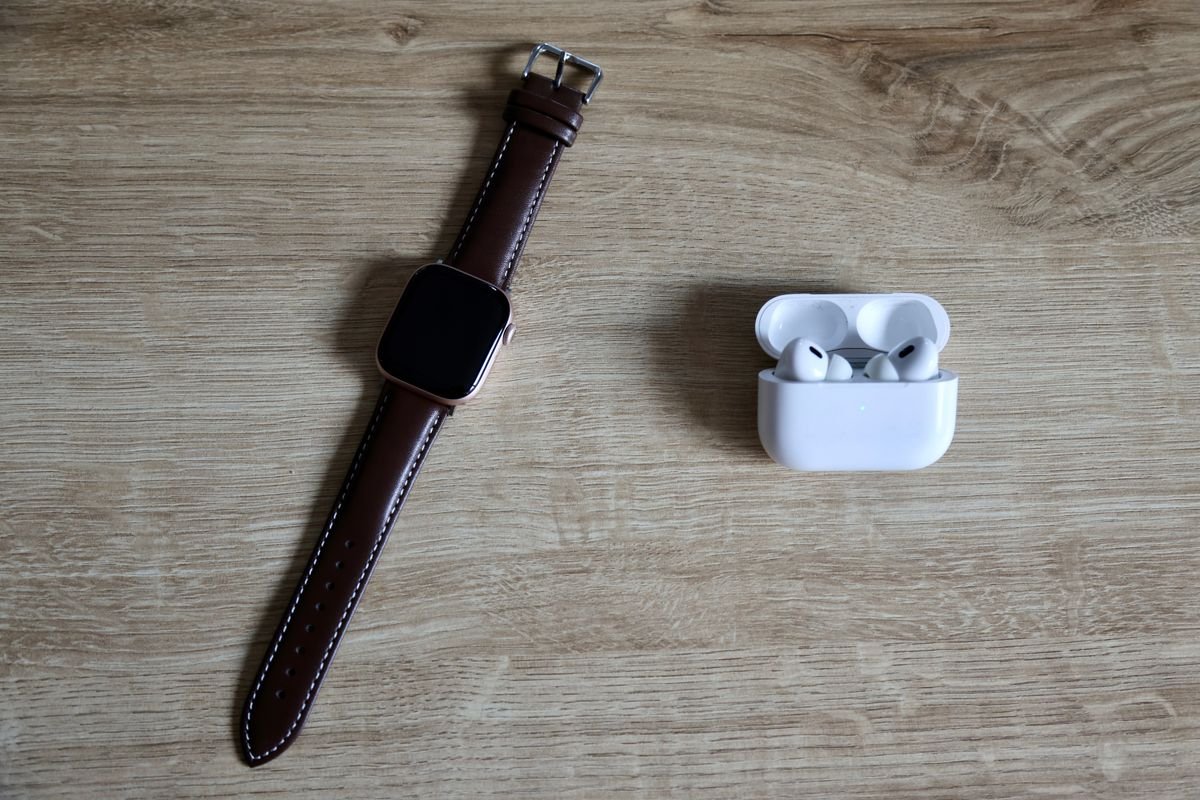 La fiche produit qui vend (et qui est conforme) Vue à plat d'une montre connectée et d'écouteurs sans fil sur une surface en