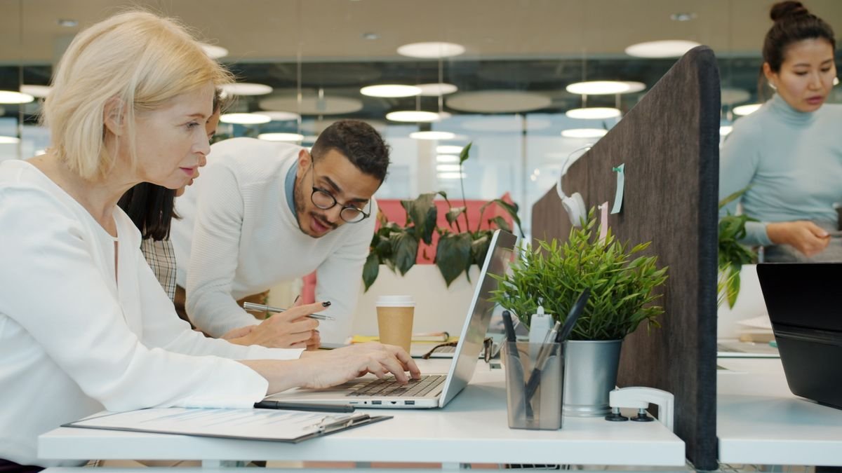 Groupe de professionnels aux profils variés collaborant dans un espace de