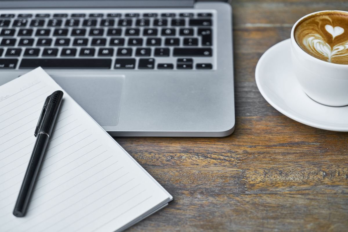 Les avis clients : ce qu’ils valent vraiment Un espace de travail confortable avec un ordinateur portable, un carnet et une