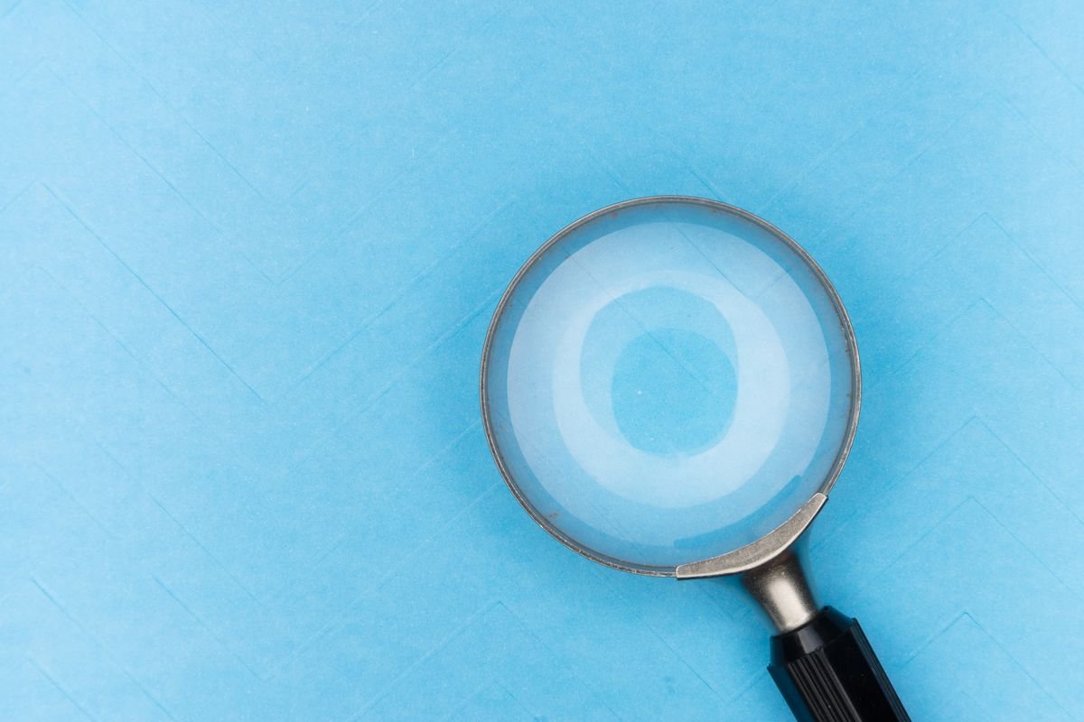Gros plan d'une loupe sur un fond bleu
