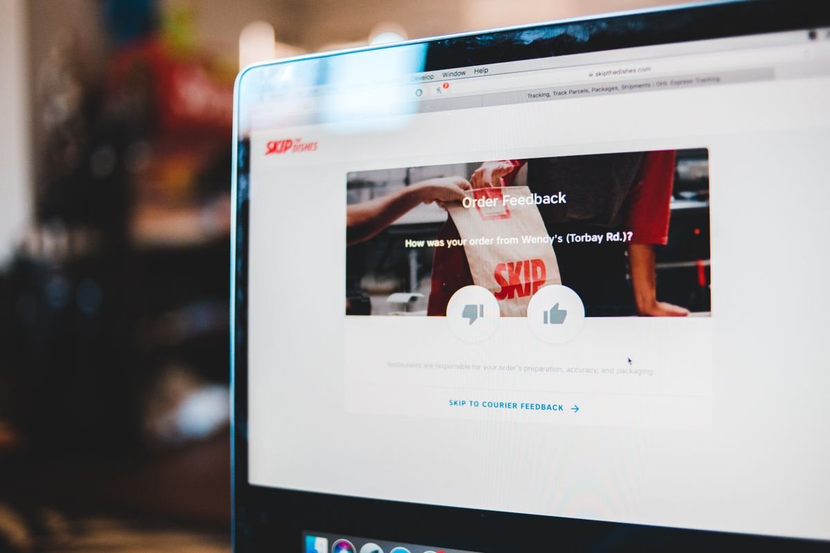 Récolter des avis clients : la méthode qui m'en a apporté 2 189 Interface de formulaire de feedback en ligne sur l'écran d'un ordinateur