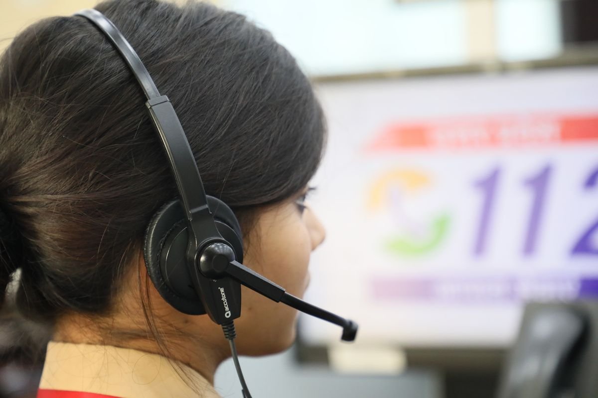 Gros plan d'une femme portant un casque dans un centre d'appel