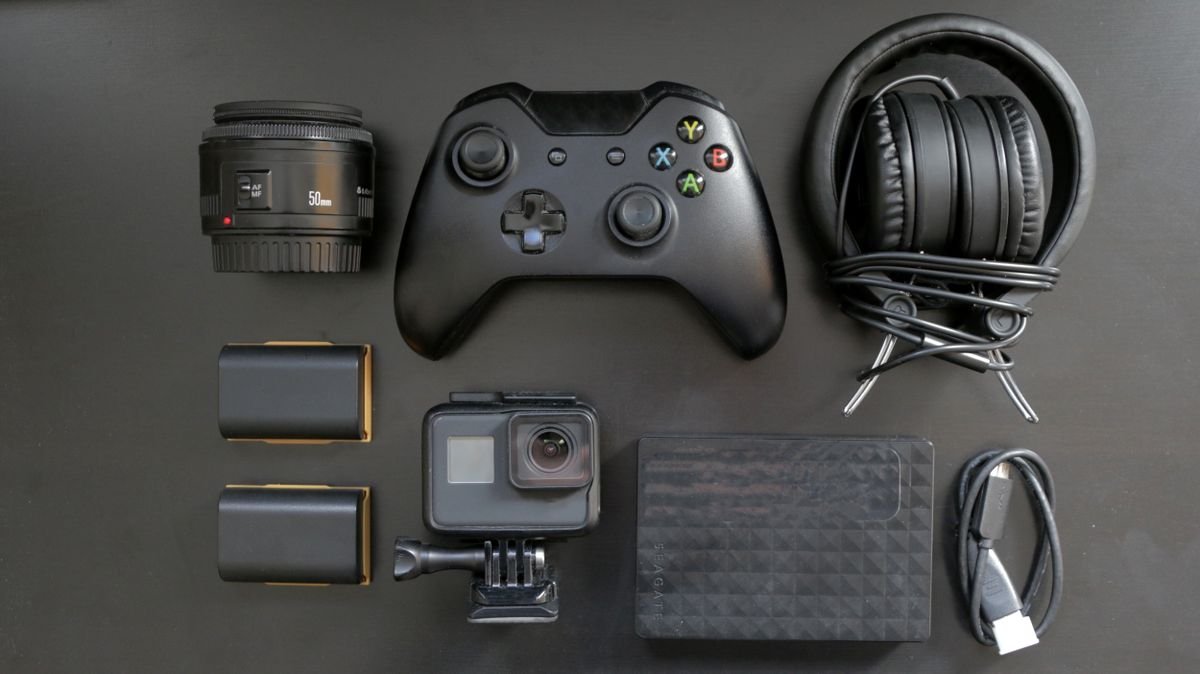 Le dropshipping vu de l’acheteur : le repérer, et vos droits Vue de dessus de divers gadgets de jeu et technologiques, y compris une manette