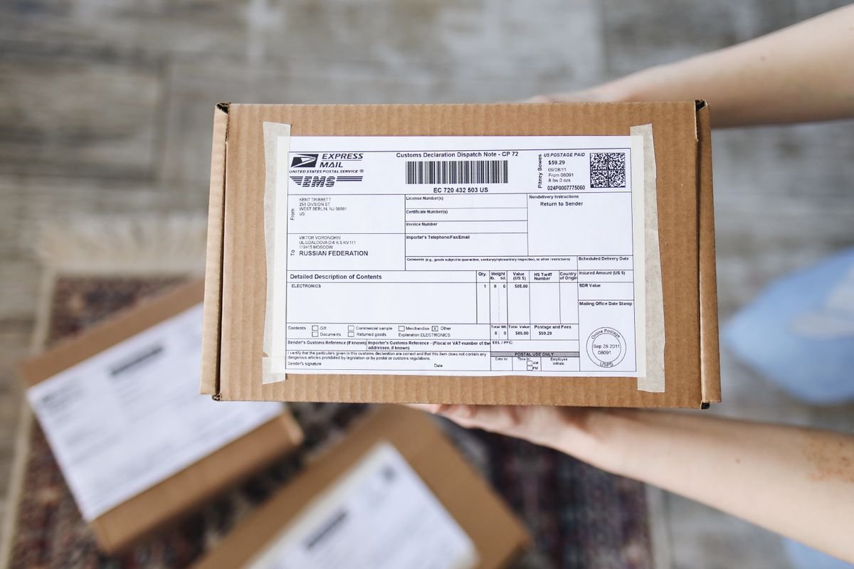 Vue de dessus de mains tenant un colis de messagerie express avec une