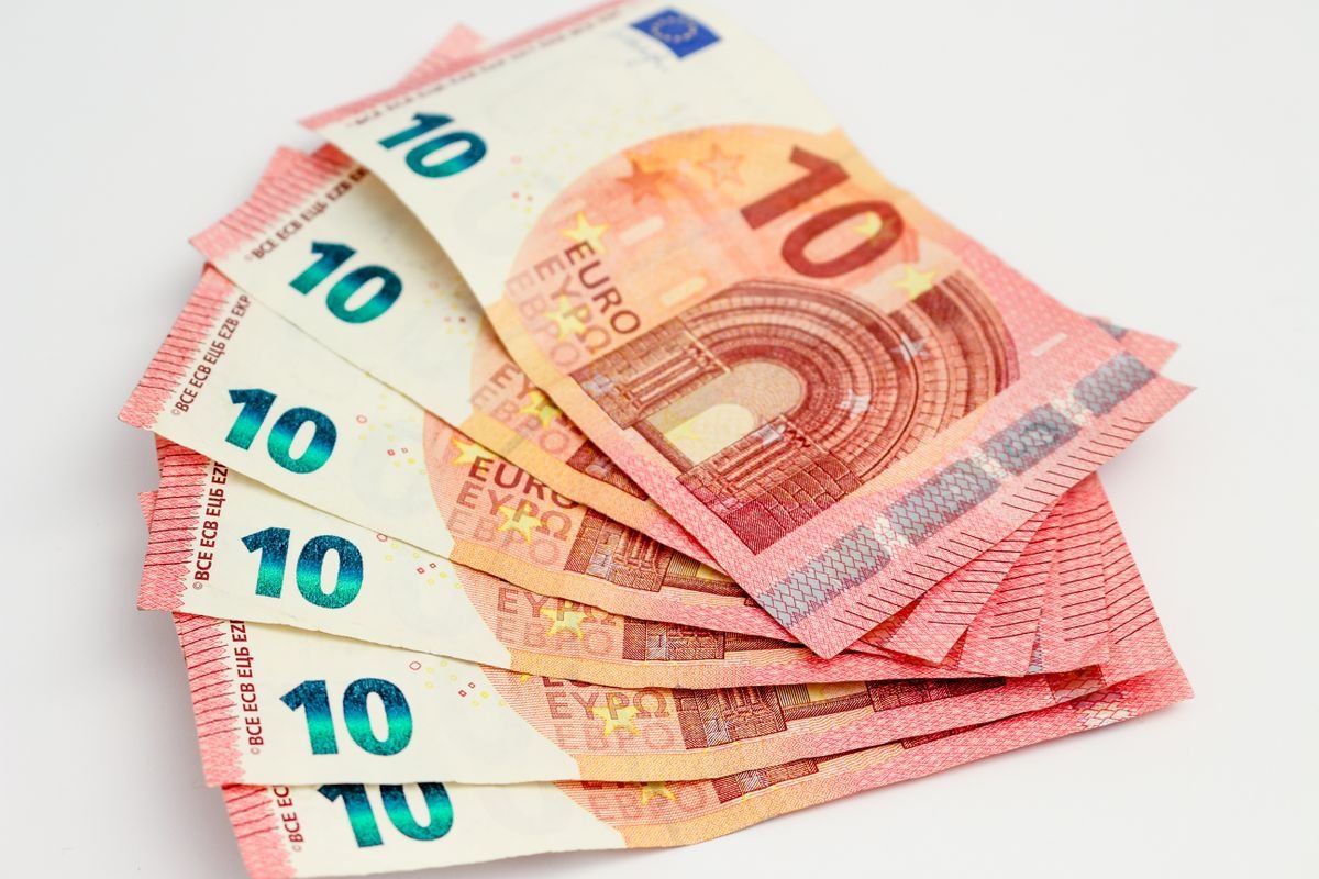 Gros plan sur un éventail de billets de 10 euros sur un fond blanc propre