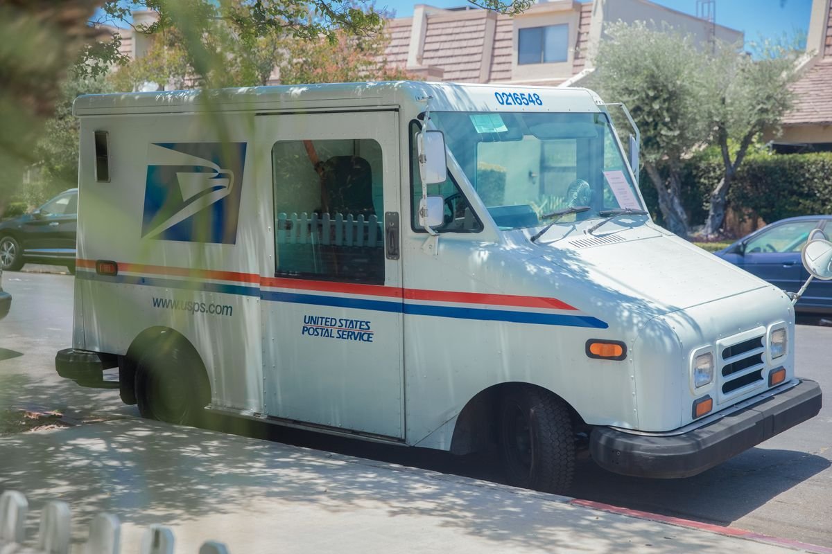 Fourgons du United States Postal Service garé sur une rue ensoleillée à Los