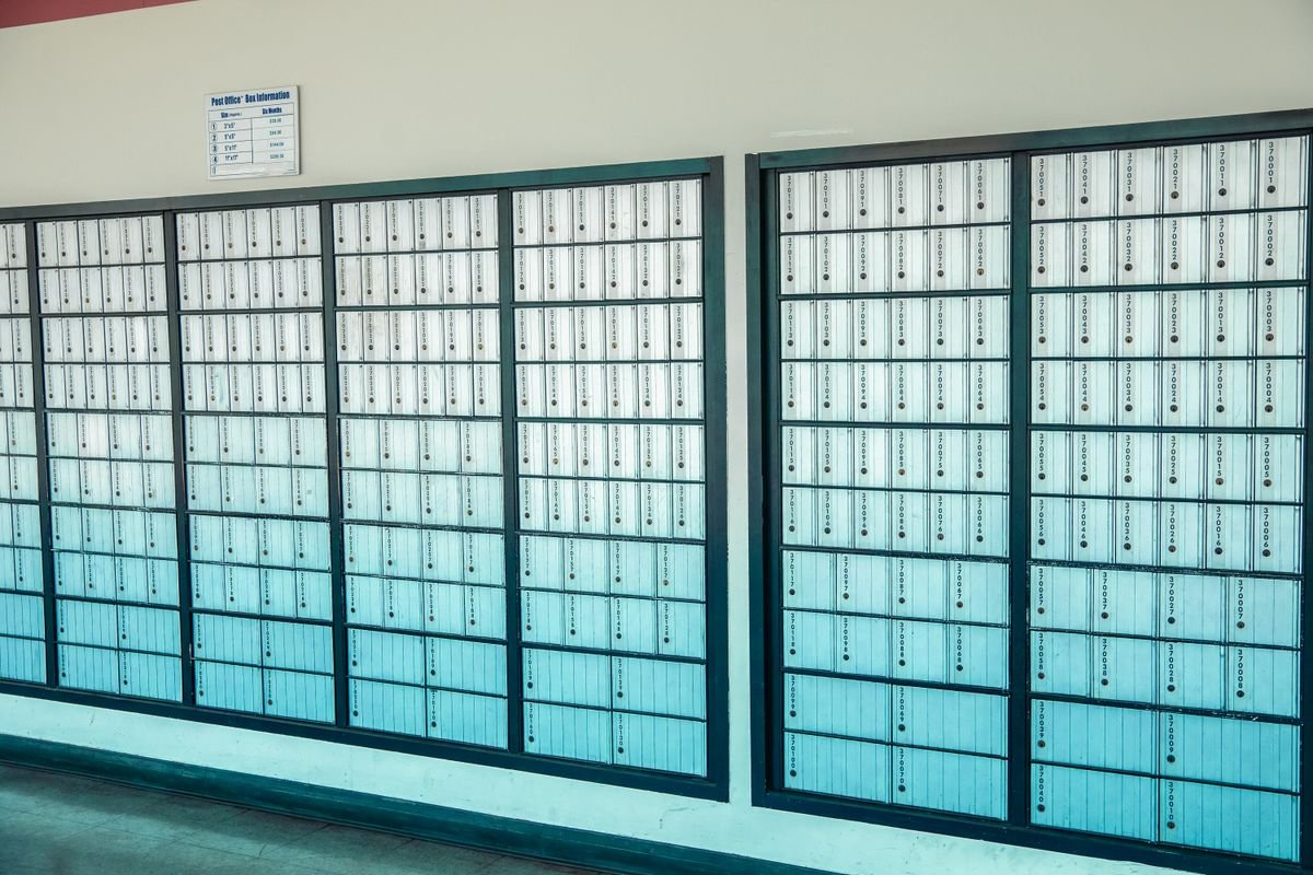 Frais de port : le paramétrage qui protège votre marge Rangées de boîtes aux lettres dans un bureau de poste de Los Angeles