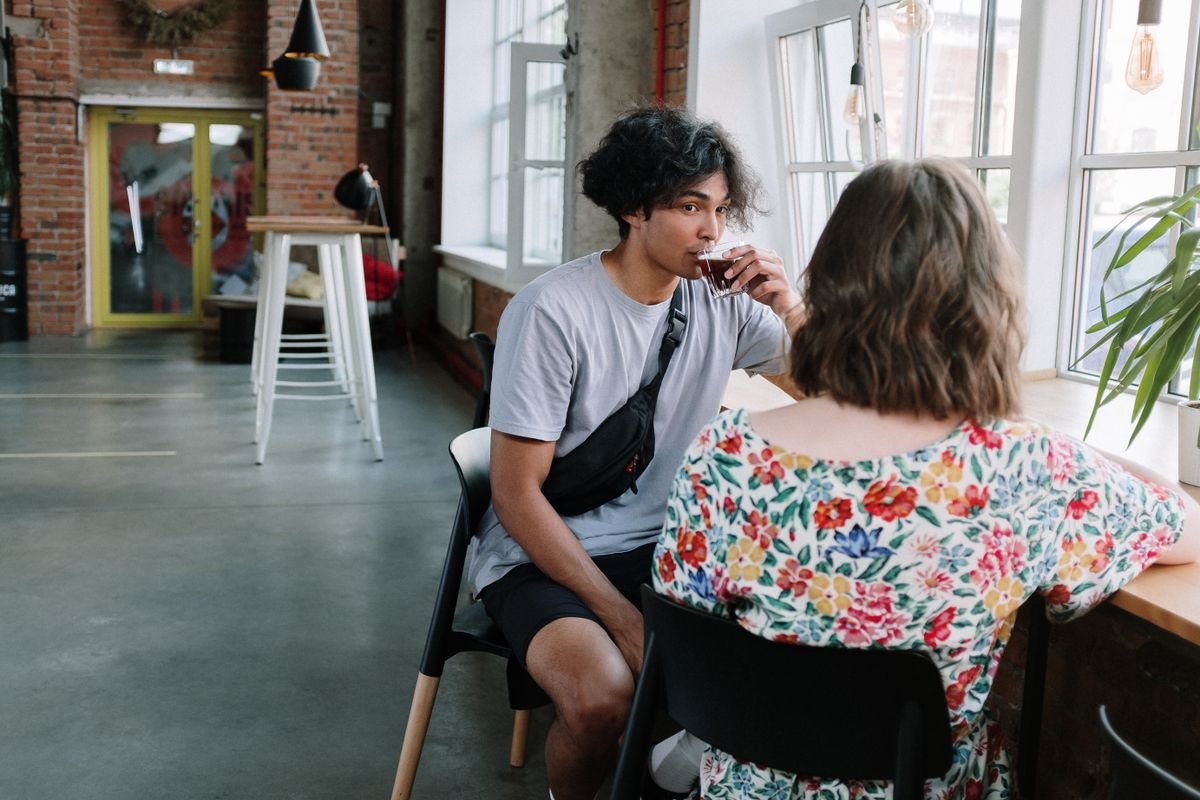 Des jeunes adultes profitent d'une conversation détendue et d'un café dans un