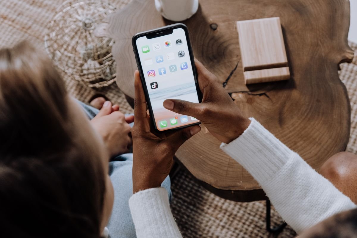 Une personne utilisant un smartphone avec des applications de médias sociaux