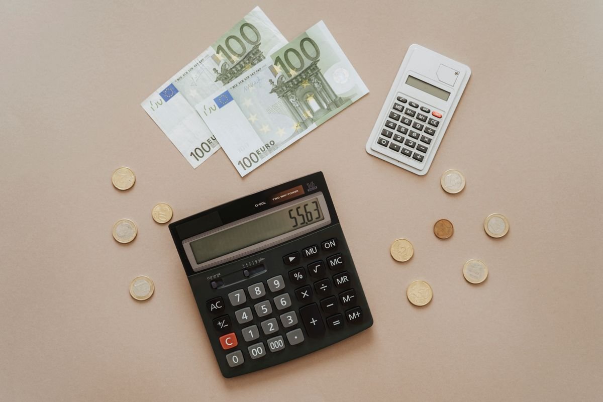 La nouvelle taxe sur les petits colis, expliquée simplement Vue de dessus de calculatrices et de la monnaie Euro