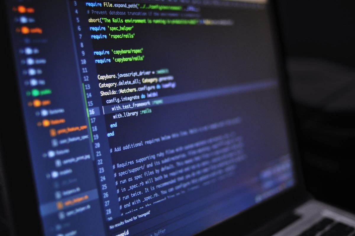 Choisir sa plateforme e-commerce : la méthode, pas le classement Gros plan d'un écran d'ordinateur affichant du code de programmation dans un